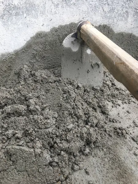 İnşaat konsepti, beton, çimento ve kum karışımı ile güçlü bir beton inşa etmek.