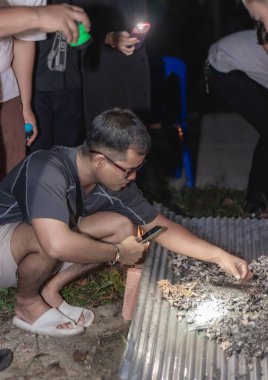 Phatthalung, Tayland... 05 Nisan 2024 'te cenazeciler yakıldıktan sonra ölülerin külleriyle başa çıkmak için ayinler düzenlerler. Budist inançlarına göre,