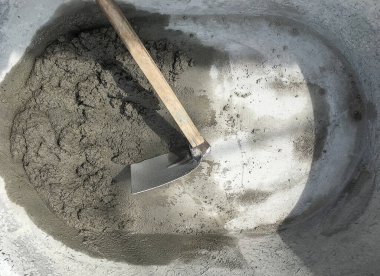 İnşaat konsepti, beton, çimento ve kum karışımı ile güçlü bir beton inşa etmek.