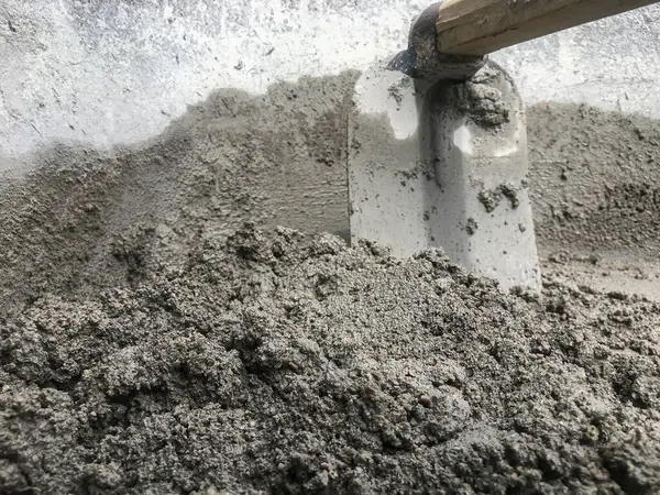İnşaat konsepti, beton, çimento ve kum karışımı ile güçlü bir beton inşa etmek.
