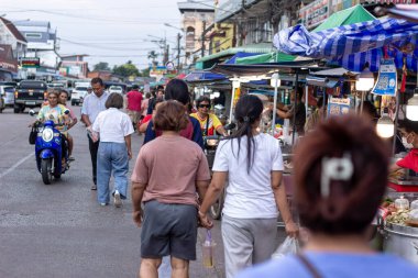 Suratthani, Tayland - 21 Nisan 2024: Yemek ve sebze almak için sokaklarda yürüyen insanlar, hem Tayland 'ın şehir ve kırsal kesimlerinde hem de sokak yemeklerinde yol kenarında satılıyor.