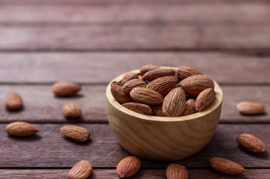 Tahta kasedeki badem çerezi meyvesi bulanık arka planda