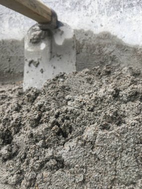 İnşaat konsepti, beton, çimento ve kum karışımı ile güçlü bir beton inşa etmek.