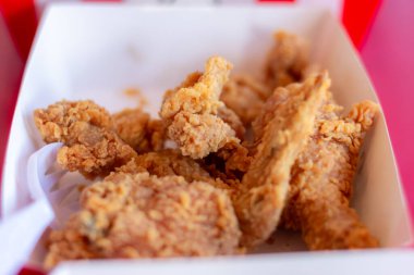 Kızarmış tavuk bulanık arka plan, Tayland 'da sokak yemeği.