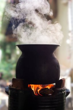 Köy yemeklerinde yakacak odun kullanmak, doğal yakıtlar kullanarak yemek pişirmek, küresel ısınmayı azaltmak, arka planda bulanıklık yaratmak.