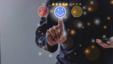 Değerlendirmek için gülümseme emojisine ve akıllı telefona dokunun ve 5 yıldız verin. Hizmette çok iyi sonuçlar alınsın, Müşteri İncelemesi, İyi değerlendirme 5 yıldız geri bildirim bulanık arkaplan