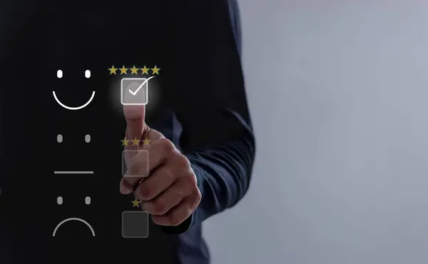 Müşteri İncelemesi, Dokunaklı Gülümseme emojisi değerlendirmek ve çok iyi sonuç veren 5 yıldız vermek, İyi değerlendirme 5 yıldız geri bildirim bulanık arkaplan