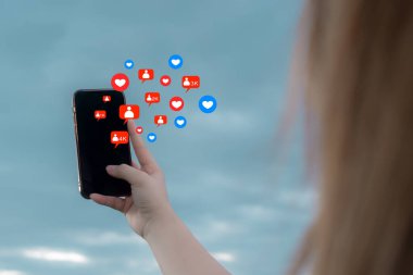 Genç kadın el ele tutuşması, sosyal medya, aşk, takip ve yorum konsepti gibi akıllı telefonları kullanmak.