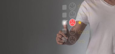 Müşteri İncelemesi, genç adam gözden geçirmek için el ele tutuşur ve kötü servis sonuçlarıyla 1 yıldız verir, Kötü eleştiri sadece 1 yıldız geribildirim seçeneği olarak değerlendirildi