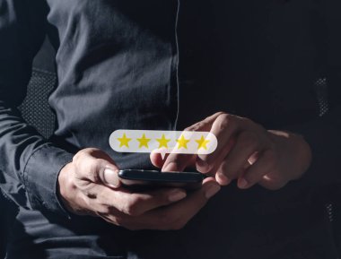 Müşteri İncelemesi, Akıllı Telefon 'u kullanan genç adam 5 yıldıza dokunup değerlendirmede çok iyi sonuçlar veren 5 yıldız verdi.