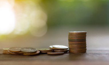 Büyüyen para, büyüyen para ve finans konsepti için banka hesabı, bozuk para yığını yumuşak bulanık arkaplan