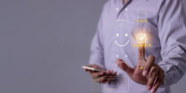 Müşteri Teftişi, akıllı cep telefonlu genç adam emoji 'ye dokunup değerlendirmek için beş yıldızlı 5 yıldıza dokunur ve çok iyi sonuçlar verir.