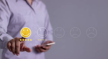 Müşteri Teftişi, akıllı cep telefonlu genç adam emoji 'ye dokunup değerlendirmek için beş yıldızlı 5 yıldıza dokunur ve çok iyi sonuçlar verir.