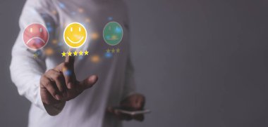 Müşteri Teftişi, akıllı cep telefonlu genç adam emoji 'ye dokunup değerlendirmek için beş yıldızlı 5 yıldıza dokunur ve çok iyi sonuçlar verir.