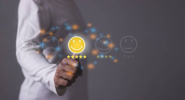 Mükemmellik İncelemesi, Genç Adam 'ın eli emojiye dokunuyor ve değerlendirmek için beş yıldız veriyor. Hizmette çok iyi sonuçlar veriyor. İyi değerlendirme 5 yıldız değerlendirmesi.