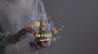 Müşteri Teftişi, Genç Adam dizüstü bilgisayarlı akıllı telefonu kullanarak 5 yıldıza gözden geçirir ve çok iyi sonuçlar veren 5 yıldız verir.