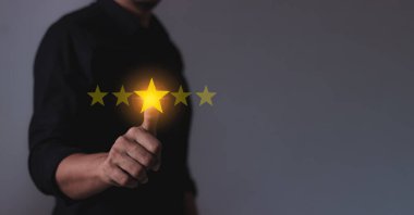 Müşteri memnuniyeti, genç adam değerlendirmek için beş yıldıza dokunuyor ve çok iyi sonuçlar veren 5 yıldız veriyor.