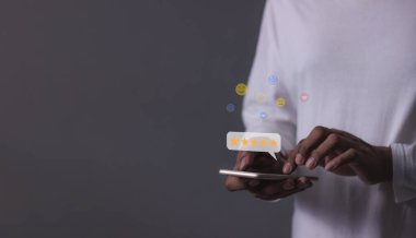 Müşteri Eleştirmeni, Genç Adam 5 yıldızlı akıllı telefon kullanıyor ve 5 yıldız veriyor. Hizmette çok iyi sonuçlar alınıyor. İyi değerlendirme 5 yıldız değerlendirmesi.