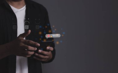 Müşteri Teftişi, genç adam akıllı telefonu incelemek için tutuyor ve kötü servis sonuçlarıyla birlikte 1 yıldız veriyor, Kötü değerlendirme sadece 1 yıldız geribildirim seçeneği olarak değerlendirildi