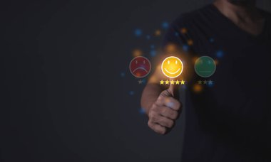 Mutlu Müşteri, genç adam beş yıldızlı emojiye dokunuyor ve 5 yıldıza çok iyi sonuçlar veriyor.