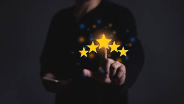 Mutlu Müşteri, akıllı telefon kullanan genç adam beş yıldıza dokunarak çok iyi sonuçlar elde eden 5 yıldız veriyor.