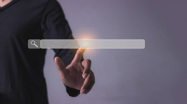 Akıllı cep telefonlu genç adam bulut hesaplama diyagramına, veri depolamasına, bulut teknolojisine, bulut depolama deposuna dokunuyor.