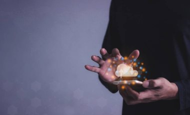 Akıllı cep telefonlu genç adam bulut hesaplama diyagramına, veri depolamasına, bulut teknolojisine, bulut depolama deposuna dokunuyor.