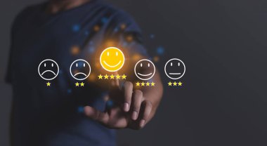 Mutlu Müşteri, genç adam emojiye dokunuyor ve 5 yıldız gözden geçiriliyor ve 5 yıldız çok iyi sonuç veriyor, iyi değerlendirme 5 yıldız değerlendirmesi