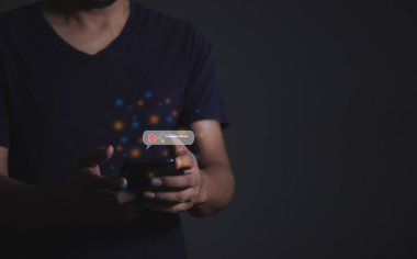 Müşteri Teftişi, genç adam akıllı telefonu incelemek için tutuyor ve kötü servis sonuçlarıyla birlikte 1 yıldız veriyor, Kötü değerlendirme sadece 1 yıldız geribildirim seçeneği olarak değerlendirildi