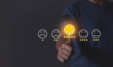 Mutlu Müşteri, genç adam emojiye dokunuyor ve 5 yıldız gözden geçiriliyor ve 5 yıldız çok iyi sonuç veriyor, iyi değerlendirme 5 yıldız değerlendirmesi