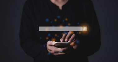 Genç adam arama çubuğuna dokunuyor ve kullanıyor, tutuyor, kullanıyor, akıllı telefon kullanıyor, arama işi
