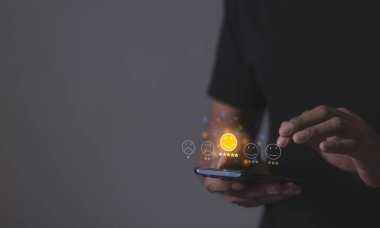 Mutlu Müşteri, Genç Adam 5 yıldızlı Smart Phone 'la el ele tutuşuyor ve 5 yıldıza hizmette çok iyi sonuçlar veriyor.