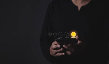 Mutlu Müşteri, genç adam emojiye dokunuyor ve 5 yıldız gözden geçiriliyor ve 5 yıldız çok iyi sonuç veriyor, iyi değerlendirme 5 yıldız değerlendirmesi