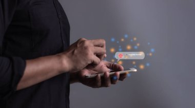 Müşteri Teftişi, genç adam akıllı telefonu incelemek için tutuyor ve kötü servis sonuçlarıyla birlikte 1 yıldız veriyor, Kötü değerlendirme sadece 1 yıldız geribildirim seçeneği olarak değerlendirildi