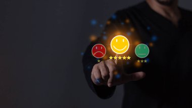 Değerlendirme: Genç adam, değerlendirmek için beş yıldızlı emojiye dokunuyor ve 5 yıldız veriyor. Hizmette çok iyi sonuçlar veriyor.