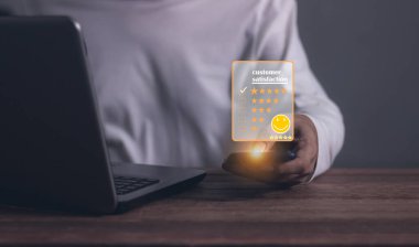 Tüketici Memnuniyeti, Akıllı Telefon ve dizüstü bilgisayarı kullanan genç adam beş yıldızlı inceleme ve çok iyi sonuçlar veren 5 yıldız, 5 yıldız değerlendirmesi geri bildirimi