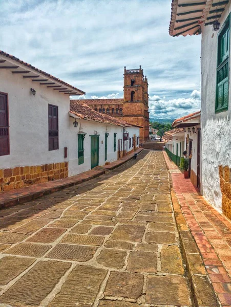 Barichara 'da, Santander Kolombiya' da, geleneksel sömürge evleri olan kaldırım taşı yolu. Renkli bir kasaba ya da köy. Antik dini şehir.