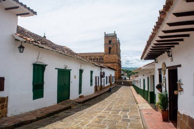 Barichara, Santander, Kolombiya. Eski binaları, kaldırımlı caddeleri ve gökyüzü olan tarihi bir köy. Koloni evleri ve sokakları
