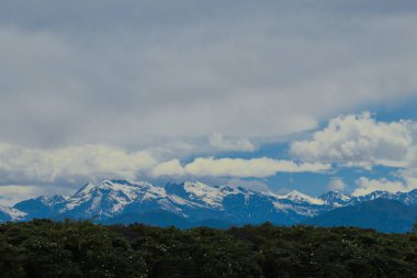 Dağları ve bulutları olan güzel bir manzara