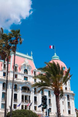 Cannes, Fransa - Haziran: İnsanlar Cannes 'deki lüks otel ve oteli ziyaret ediyor. Lüks bir otel.