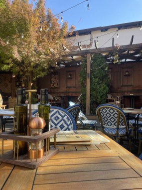 Şehirdeki bir restoranın içinde.