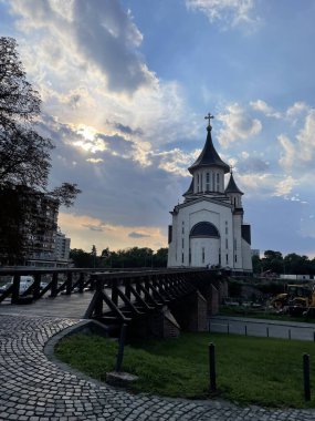 Riga şehrindeki eski kilisenin manzarası