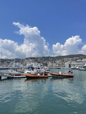 Sabahleyin Akdeniz limanının manzarası.