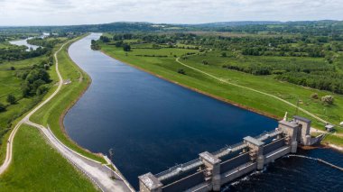 O 'Brien Köprüsü su barajı, Clare Ireland - 28 Mayıs 2022, Parteen Weir Ardnacrusha Enerji İstasyonu' na ana kanalda