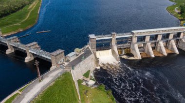 O 'Brien Köprüsü su barajı, Clare Ireland - 28 Mayıs 2022, Parteen Weir Ardnacrusha Enerji İstasyonu' na ana kanalda