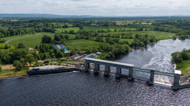 O 'Brien Köprüsü su barajı, Clare Ireland - 28 Mayıs 2022, Parteen Weir Ardnacrusha Enerji İstasyonu' na ana kanalda