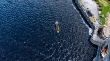 O 'Brien Köprüsü su barajı, Clare Ireland - 28 Mayıs 2022, Parteen Weir Ardnacrusha Enerji İstasyonu' na ana kanalda