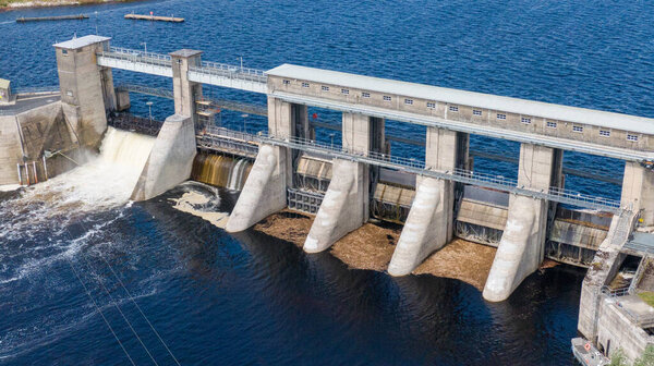 О "Брайен мост плотины воды, Клэр Ирландия - 28 мая 2022 года, Партин Вейр в головной канал к Арднакрушской электростанции