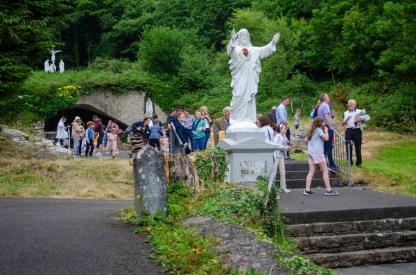 地域のCratloe村とビュー 宗教的な複合体で重く森 Cratloe アイルランド 2022 — ストック写真