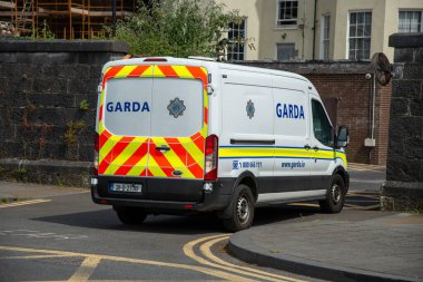 İrlanda 'da polis amblemi, bina, araba ve sokak feneri amblemi, Limerick, İrlanda, 11.06.2023